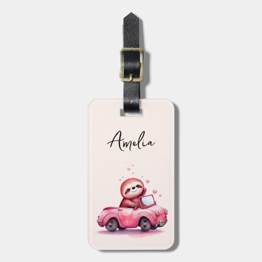 Cute Sloth Driving a Pink Convertible Gepäckanhänger (Vorderseite vertikal)