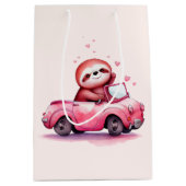 Cute Sloth Driving a Pink Convertible Mittlere Geschenktüte (Vorderseite)