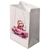 Cute Sloth Driving a Pink Convertible Mittlere Geschenktüte (Vorderseite Schrägansicht)