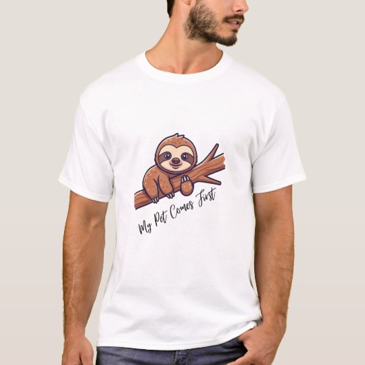 Cute Sloth Hanging on Tree T-Shirt (Vorderseite)