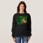 Cute Sloth Hanging Out in a Tropical Forest in Pal Sweatshirt (Vorne ganz)