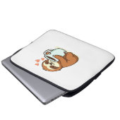 Cute Sloth Hugging Big Coffee Cup Premium T-Shirt Laptopschutzhülle (Vorne Knopf)