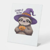 Cute Sloth Witch Halloween Shirt � Creep It Slow P Sockelschild (Vorderseite)