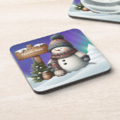 Cute snowman on North Pole with northern lights Getränkeuntersetzer (Linke Seite)