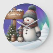 Cute snowman on North Pole with northern lights Große Wanduhr (Vorderseite)