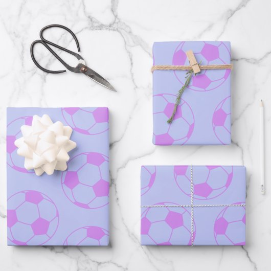 Cute Soccer Ball Pattern in Purple and Blue Geschenkpapier Set (Vorderseite)