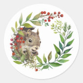 Cute Squirrel Peeking out Holly Wreath Runder Aufkleber (Vorderseite)