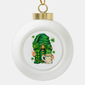 Cute St Patricks Day Gnome Drinking Coffee Keramik Kugel-Ornament (Vorderseite)