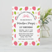 Cute Strawberry Pink Girls 1st Birthday Invitation Einladung (Stehend Vorderseite)