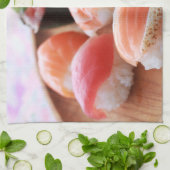 Cute Sushi Bites on Wooden Plate Geschirrtuch (Gefaltet)