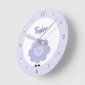 Cute Sweet Purple Lamb Kids Nursery Custom Name Runde Wanduhr (Winkel)