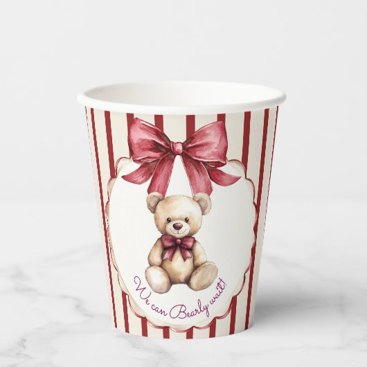 Cute Teddy Bear "We Can Bearly Wait" Baby Shower Pappbecher (Vorderseite)