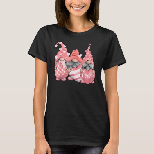 Cute Three Pink Gnomes Holding Hearts Funny Valent T-Shirt (Vorderseite)