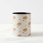 Cute Tired Brown Bear Zweifarbige Tasse (Mittel)