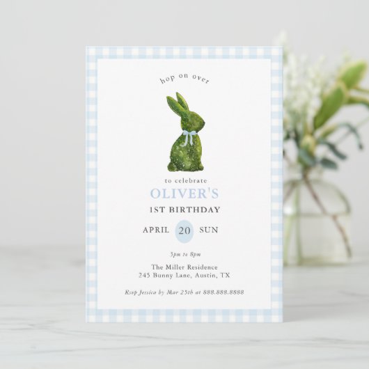 Cute Topiary Bunny blue Gingham Birthday Einladung (Stehend Vorderseite)