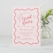 Cute Trendy Pink Wavy Border Graduation Invitation Ankündigung (Stehend Vorderseite)