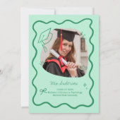 Cute Trendy Pink Wavy Border Graduation Invitation Ankündigung (Rückseite)