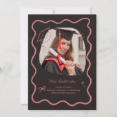 Cute Trendy Pink Wavy Border Graduation Invitation Ankündigung (Rückseite)