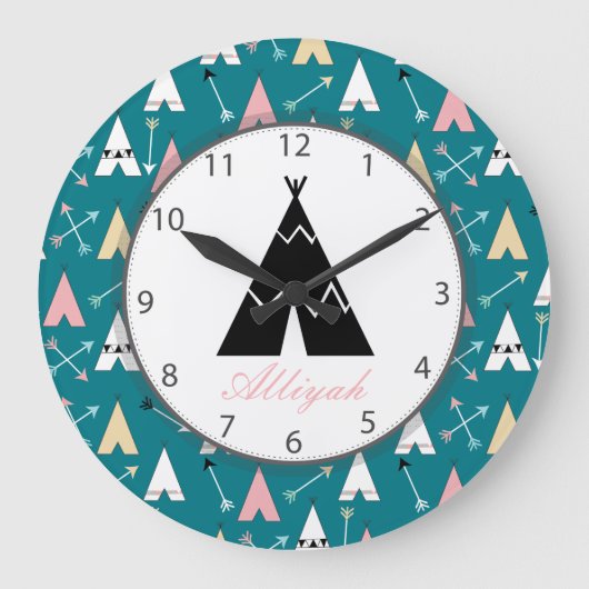 Cute Trendy Teepees and Arrows Script Name Große Wanduhr (Vorderseite)