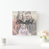Cute Typography Family is Beautiful Family Photo Quadratische Wanduhr (Zuhause)