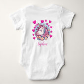 Cute Unicorn, rosa Herzen und Blumen, eigener Name Baby Strampler (Rückseite)