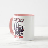 Cute Valentine Skunk – I Stinkin’ Love You Tasse (Vorderseite Links)