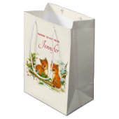 Cute Vintage Foxes Retro Christmas Mittlere Geschenktüte (Vorderseite Schrägansicht)
