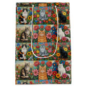 Cute Whimsical Cats and Folk Art Flowers Mittlere Geschenktüte (Rückseite)