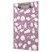 Cute White Cats Pattern on Mauve Background Klemmbrett (Links)