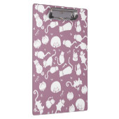 Cute White Cats Pattern on Mauve Background Klemmbrett (Rechts)