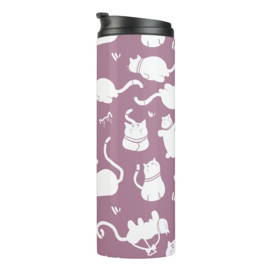 Cute White Cats Pattern on Mauve Background Thermosbecher (Nach rechts gedreht)