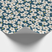 Cute White Spring Flowers Pattern on Deep Blue Geschenkpapier (Ecke)
