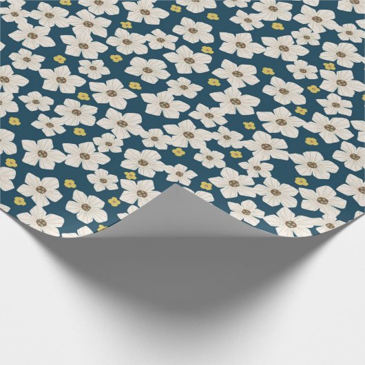 Cute White Spring Flowers Pattern on Deep Blue Geschenkpapier (Ecke)