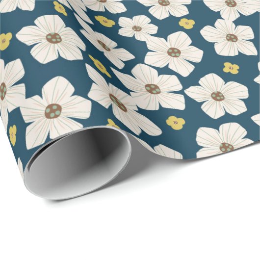 Cute White Spring Flowers Pattern on Deep Blue Geschenkpapier (Rolleneckpunkt)