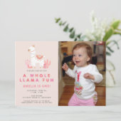 Cute Whole Llama Fun Pink First Birthday Photo Einladung (Stehend Vorderseite)