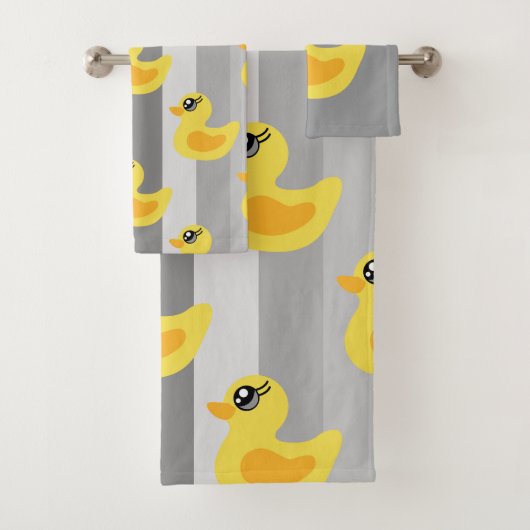 Cute yellow ducks on grey stripes badhandtuch set (Insitu)