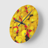 Cute yellow rubber duckies runde wanduhr (Winkel)