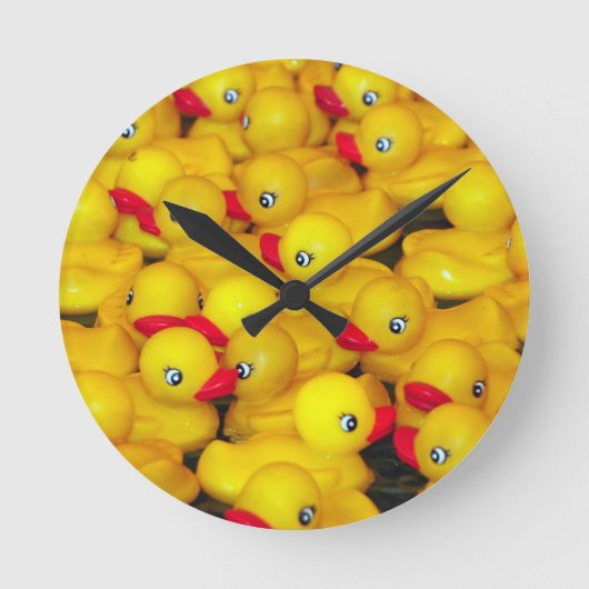 Cute yellow rubber duckies runde wanduhr (Vorderseite)
