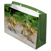 Cuteness on Parade: Kanada Goose Goslings Große Geschenktüte (Rückseite Schrägansicht)