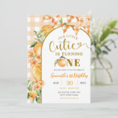 Cutie Orange Gingham 1. Geburtstag Einladung (Stehend Vorderseite)