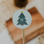 Cutout Christmas Tree | Holiday Monogram Runder Aufkleber<br><div class="desc">Mit diesen modernen und festlichen Monogramm-Aufklebern,  die eine ausgeschnittene Weihnachtsbaumillustrierung in Fichtengrün enthalten,  können Sie Ihre Urlaubskarten und Einladungen abschließen. Personalisieren Sie mit Ihrem Single initiale Monogramm in der Mitte.</div>