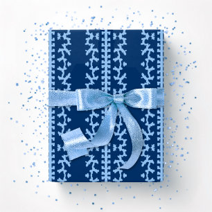 Cutwork-Ranke in Blau Indigo Geschenkpapier