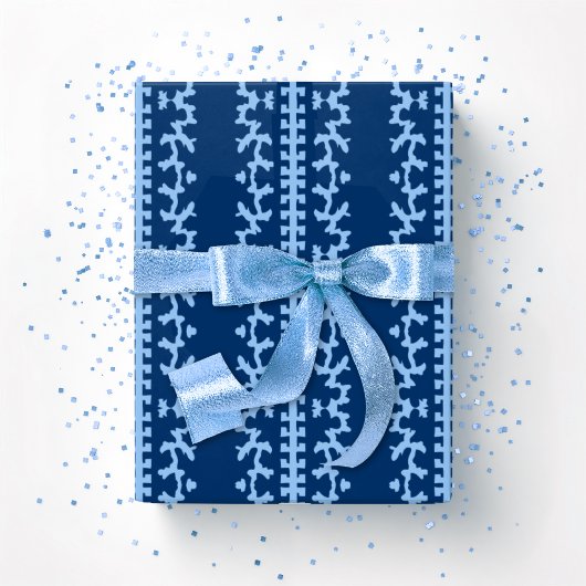 Cutwork-Ranke in Blau Indigo Geschenkpapier