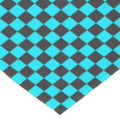 Cyan and charcoal checkerboard pattern kurzer tischläufer (Ecke)