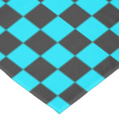 Cyan and charcoal checkerboard pattern tischdecke (Schrägansicht)