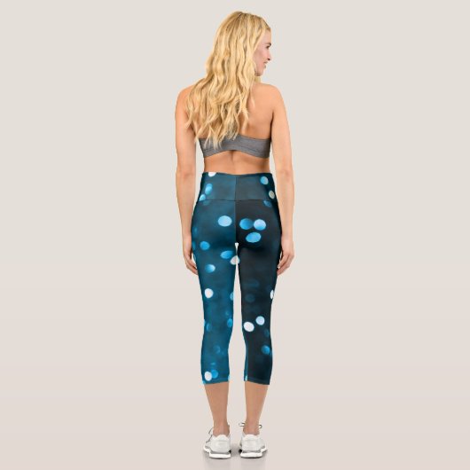 Cyan Blue Funkelnd Bokeh Abstrakt Capri Leggings (Rückseite)
