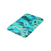 Cyan Tracks mit Drizzles auf aquamarinem Hintergru Badematte (Schrägansicht)