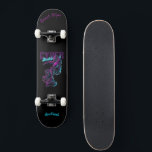 Cyber-Skateboard mit Capture & Name Skateboard<br><div class="desc">Machen Sie dieses Skateboard zu Ihrem eigenen, indem Sie Ihren Text hinzufügen. Um auf erweiterte Bearbeitungstools zuzugreifen, gehen Sie bitte zu "Personalisieren Sie diese Vorlage" und klicken Sie auf "Details", scrollen Sie nach unten und drücken Sie den Link "Klicken Sie auf, um die Vorlage anzupassen". Ideal für alle Gelegenheiten wie...</div>