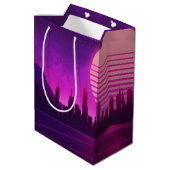 Cyberpunk-Synthwave-Scifi-Rosa Mittlere Geschenktüte (Rückseite Schrägansicht)