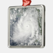 Cyclone Giri zieht über Burma Ornament Aus Metall (Links)